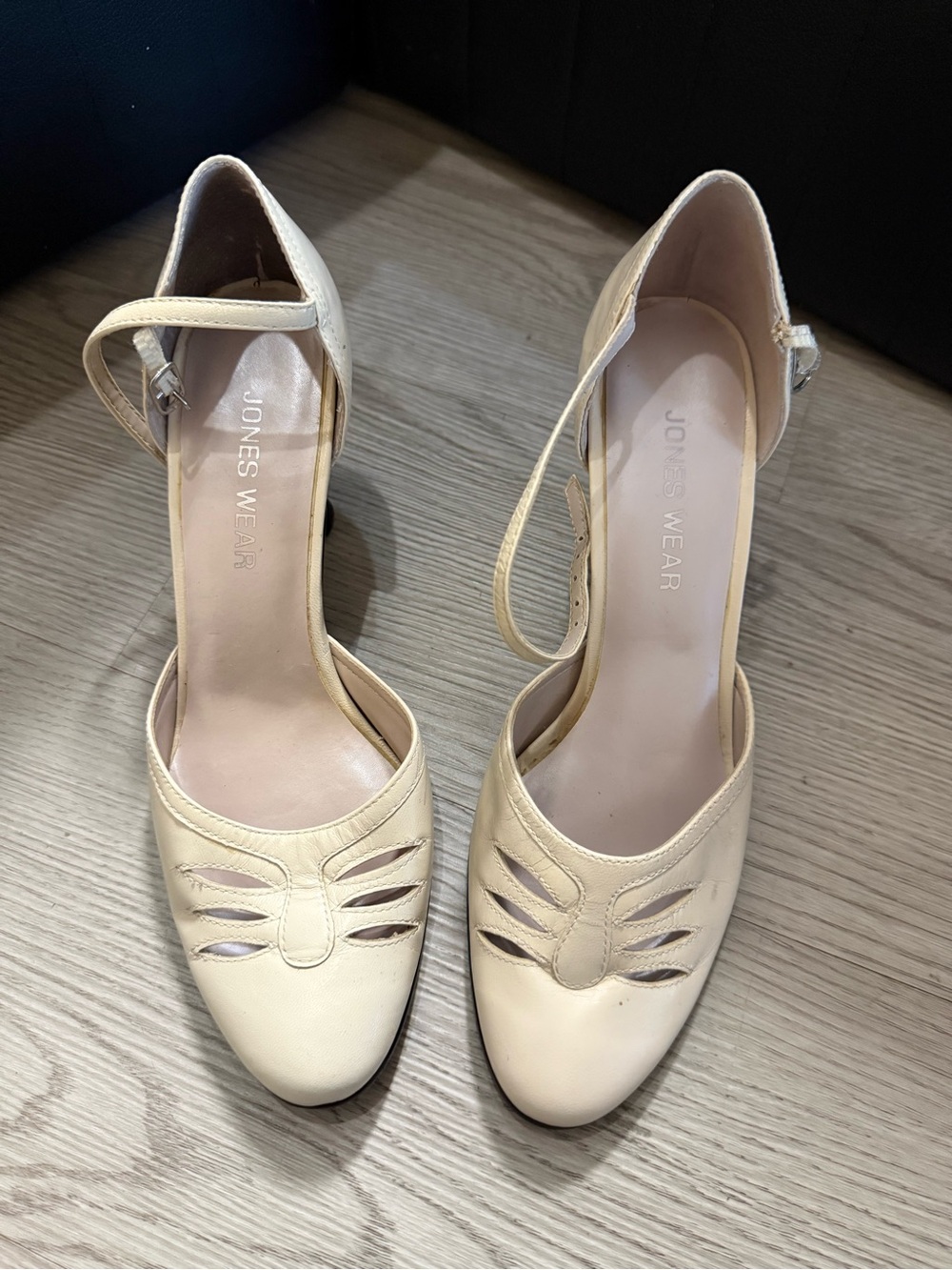 Vintage Jones Wear beige leather pumps Size 6.5 M Women